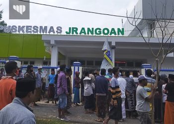 Puluhan  Warga Kepung Puskesmas Jrangoan Sampang. Ada Apa?