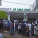 Puluhan  Warga Kepung Puskesmas Jrangoan Sampang. Ada Apa?