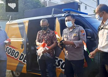 Jajaran Polres Kota Batu Bagikan Sembako Kepada Warga Dusun Glonggong