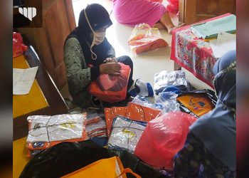 Yayasan Banyuanyar Peduli Dunia Pendidikan, Berikan Seragam dan Alat Tulis Gratis