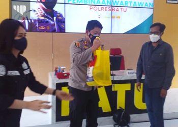 Polres Batu Berikan Bantuan Sembako Kepada Wartawan