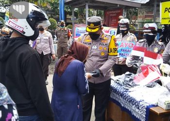 Kapolres Batu Bagikan 5.000 Masker Gratis di Pasar Besar Kota Batu