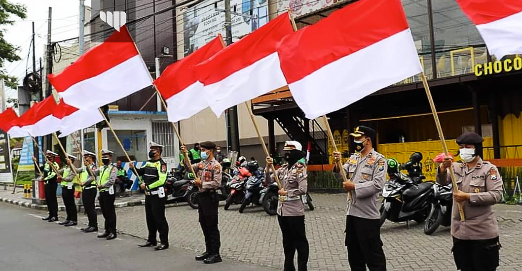 Sambut HUT Kemerdekaan RI, Kapolres Batu Kibarkan Bendera Dan Bagikan ...