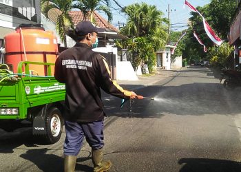Ada Warga Positif Covid-19, RW 09 Kelurahan Mojolangu Gandeng UB Lakukan Penyemprotan Disinfektan