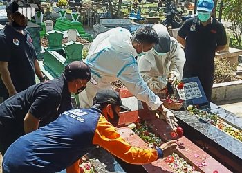 Peringati HUT RI Ke-76, Tim Pemakaman Kota Malang Gelar Tabur Bunga