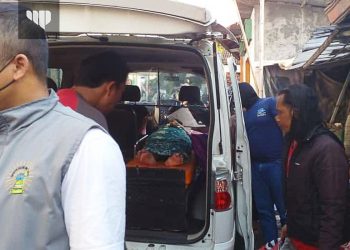 Tetangga Antar Korban Keracunan Obat Pulang ke Tuban