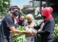 Bagi Sayuran di Bandulan, Pemuda Demokrat Indonesia Bantu Masyarakat Terdampak Pandemi