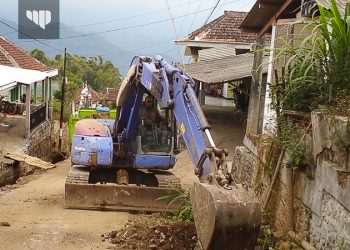 Kades Pesanggrahan Tinjau Pelebaran Jalan Dusun Tuyomerto