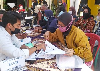 Ada Roadshow Pajak Bapenda Plus Vaksinasi, Ratusan Warga Serbu Kantor Kelurahan Tunjungsekar