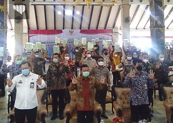 Jokowi Serahkan 124 Ribu Sertifikat Redistribusi Tanah Obyek Reforma Agraria