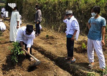 Santri Pondok Pesantren Antusias Ikuti Acara Satu Nama Satu Pohon