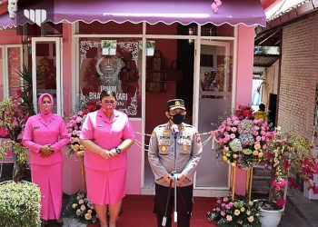 Polres Batu Hadirkan Toko UMKM Rindang Bharatu Bernuansa Serba Pink