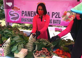 Bhayangkari Kota Batu Bagikan Hasil Panen Raya P2L Kepada Pekerja Harian Lepas