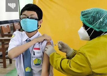 74 Siswa SMK Putra Indonesia Malang Ikuti Vaksinasi Sinovac Dosis Pertama