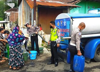 Polres Batu Distribusikan Air Bersih ke Desa Terdampak Banjir Bandang