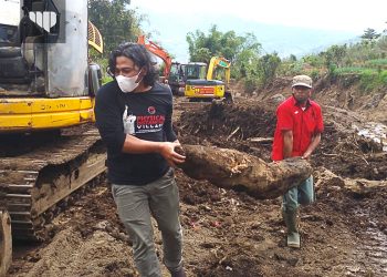 Warga Bulukerto Terima Bantuan Pipa Air dari Baguna PDIP Kabupaten Malang