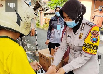 Bripka Laila, Sosok Bhabinkamtibmas Tangguh yang Dicintai Warga Desa Sisir