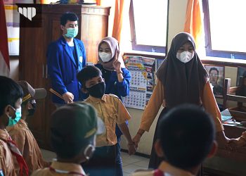 Mahasiswa UM Ajarkan Cara Hadapi Stres Jelang Ujian Sekolah Kepada Siswa SDN Sambigede 2 Sumberpucung 