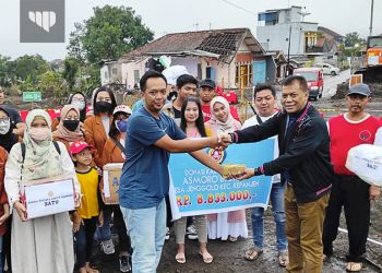 Karang Taruna Asmoro Bangun Kepanjen Beri Bantuan Kepada Korban Banjir Kota Batu