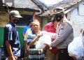 Polsek Blimbing Berikan Bantuan Sembako kepada Warga Terdampak Banjir Bandang di Jodipan