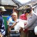 Polsek Blimbing Berikan Bantuan Sembako kepada Warga Terdampak Banjir Bandang di Jodipan