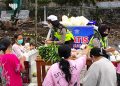 Satlantas Polres Batu Bagikan Sayuran Kepada Ibu-Ibu Terdampak Banjir Bandang