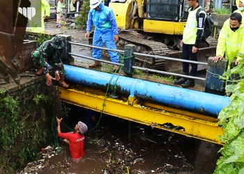 Wakapolres Batu Ikut Bersihkan Sampah Penyebab Meluapnya Sungai Ledok
