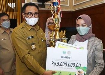 Wawali Kota Malang Serahkan Hadiah Pemenang Sekolah Adiwiyata dan Peduli Lingkungan
