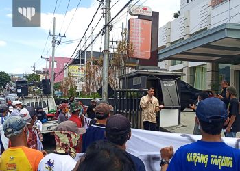 Unjuk Rasa Warga Sidomulyo Tuntut Hotel Bongkar Bangunan yang Tutup Aliran Sungai Ledok