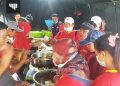 Warga Desa Pujiharjo Masak Ikan Laut untuk Warga Terdampak Erupsi Semeru