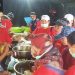 Warga Desa Pujiharjo Masak Ikan Laut untuk Warga Terdampak Erupsi Semeru