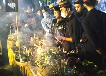 1.000 Sajen dan 1.000 Dupa Warnai Ngaji Lintas Agama di Depan Balai Kota Malang