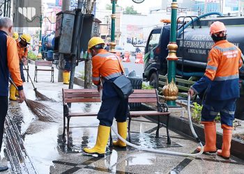 100 Petugas DLH Bersihkan Koridor Kayutangan