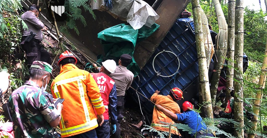 Evakuasi Truk Masuk Jurang Di Payung Berlangsung Dramatis - Malang Pagi