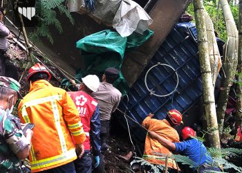 Evakuasi Truk Masuk Jurang di Payung Berlangsung Dramatis