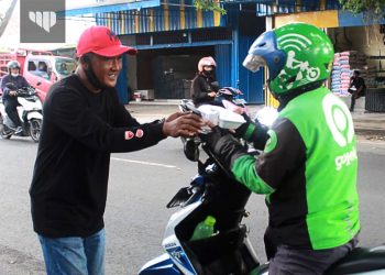 Jumat Berkah, Komunitas Seduluran Singa Selawase Bagikan Makanan Gratis