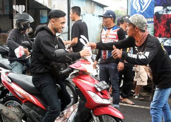 Di Pengujung Ramadan 1443 H, Komunitas Seduluran Singa Selawase Bagi-Bagi Takjil Gratis