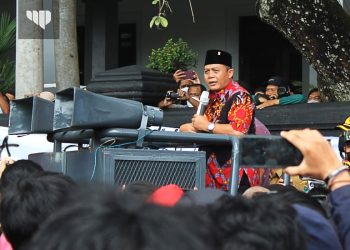Ketua DPRD Kota Malang Temui Massa Aksi BEM Malang Raya