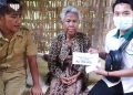 Hidup Sebatang Kara, Nenek Saniti Terima Bantuan Tanggap Darurat dari Pemkab Sampang