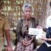 Hidup Sebatang Kara, Nenek Saniti Terima Bantuan Tanggap Darurat dari Pemkab Sampang