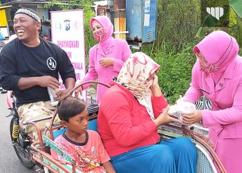 Sambut Ramadan, Bhayangkari Sampang Bagi Takjil ke Pengguna Jalan