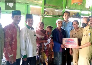Dinsos PPPA Sampang dan Baznas Serahkan Bantuan kepada Balita Penderita Kanker Ginjal