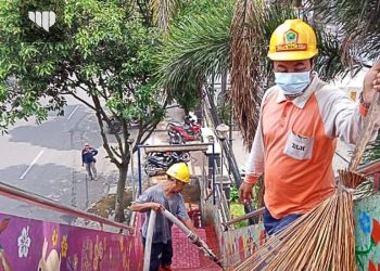 Kotornya JPO Merdeka Utara Dikeluhkan Warga. Petugas DLH Kota Malang Turun Tangan Membersihkan 