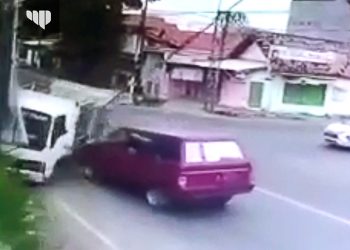 Hilang Kendali, Truk Galon Tabrak Pagar Polsek Kota Sampang