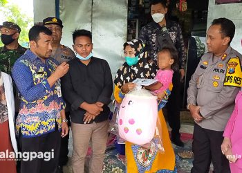 Kadinkes dan Kapolres Sampang Jenguk Balita Kecanduan Bau Bensin
