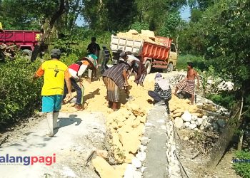 Bikin Jalan Tembus Bagi Warganya, Kades Banjar Talela Rela Rogoh Kocek Pribadi