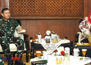 Kunjungi Gubernur Jatim, Pangdivif 2 Kostrad Disuguhi Buah Viral Khas Jatim