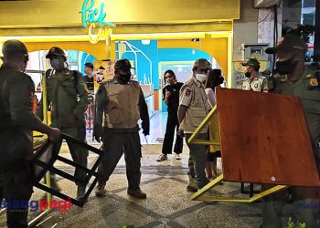 Tim Gabungan Tertibkan Kafe di Kayutangan Heritage