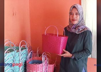 Lewat Kerajinan Tas Anyaman, Rofikatus Solika Ciptakan Peluang Usaha