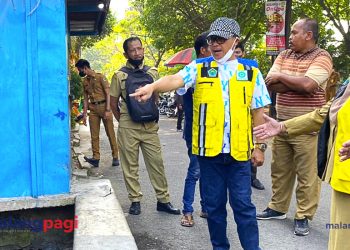 Pemkot Malang Bongkar Konstruksi Liar Penghambat Saluran Air